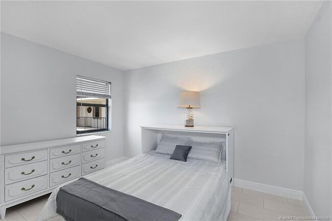 Building Photo - 10044 S Ocean Dr