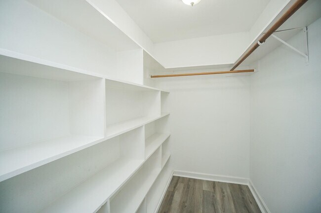 Building Photo - 10834 Parkland Woods Dr