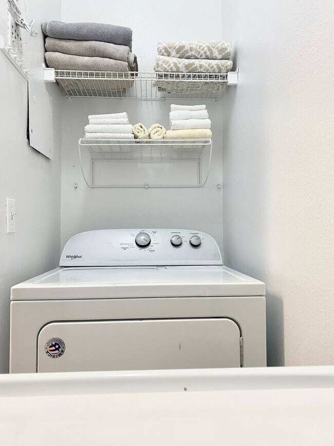 Building Photo - Amazing Furnished or Unfurnished 2-Bedroom Condo in Seminole – Steps from the Beach!