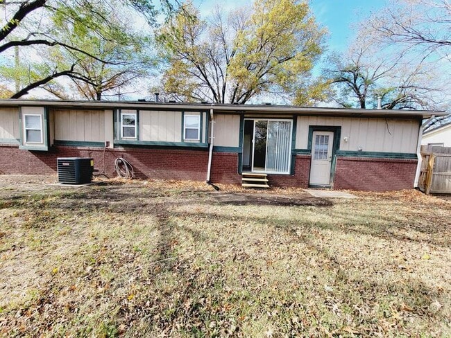Building Photo - 1744 S Lark Ln
