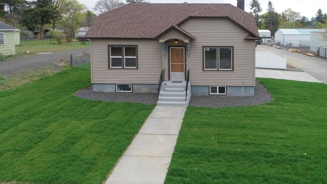 Building Photo - Fully updated 2 Bed 1 Bath Valley home.  H...