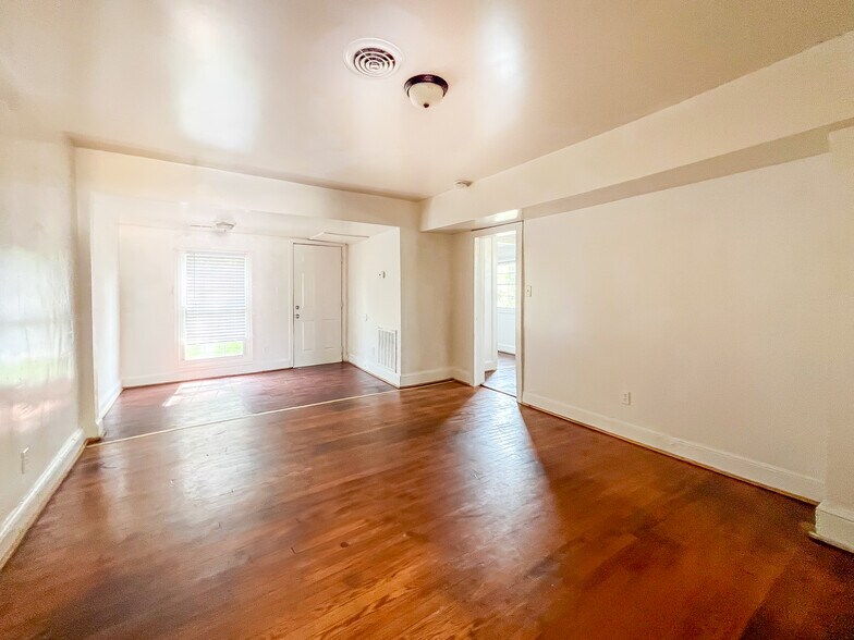 Building Photo - 302 Elm St