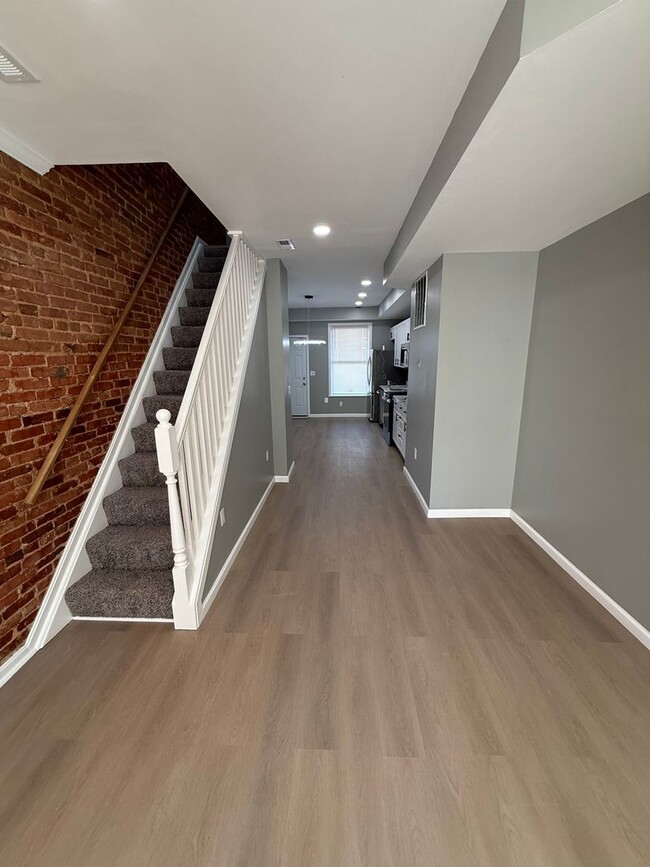 Building Photo - Freshly Renovated Home on Up and Coming St...