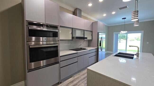 Building Photo - Beautiful and Modern 4 bed 3.5 Bath Townho...