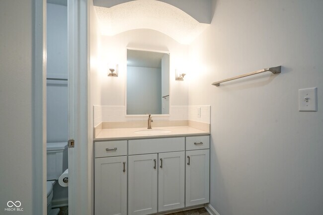 Building Photo - 10924 Lakeshore Dr W