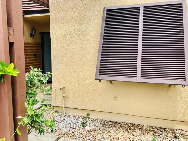 Building Photo - 1640 W Golfview Dr