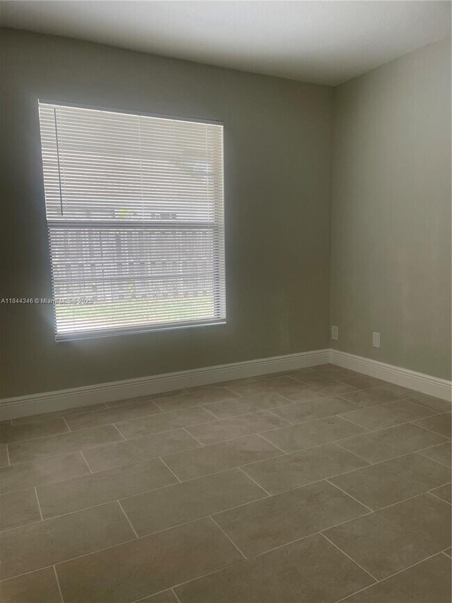 Building Photo - 935 Country Wood Ct