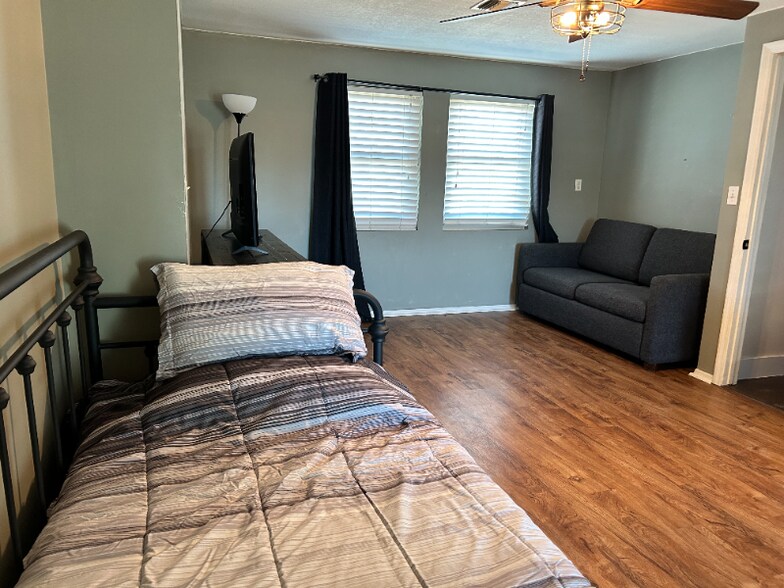 Building Photo - 2012 E Tonopah Dr