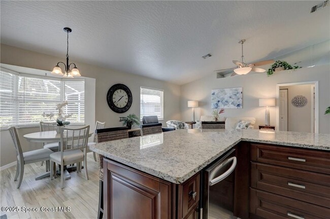 Building Photo - 562 Rolling Hill Dr