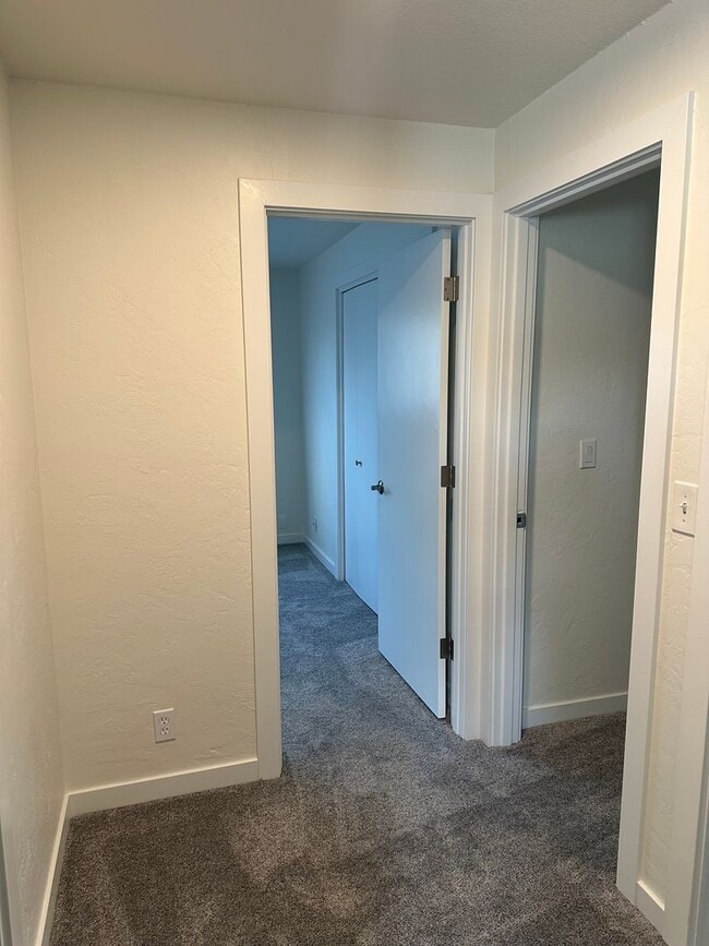 Building Photo - Beautifully updated 3 bedroom 1.5 bath dup...