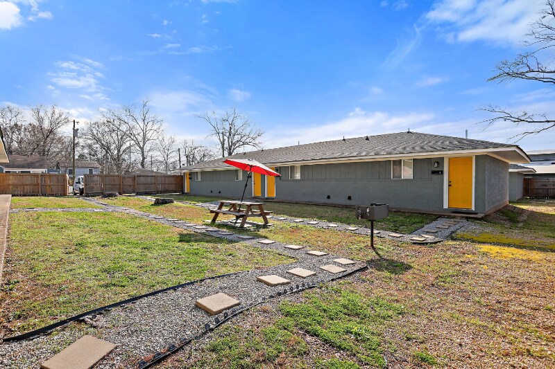 Building Photo - 206 Gunter St