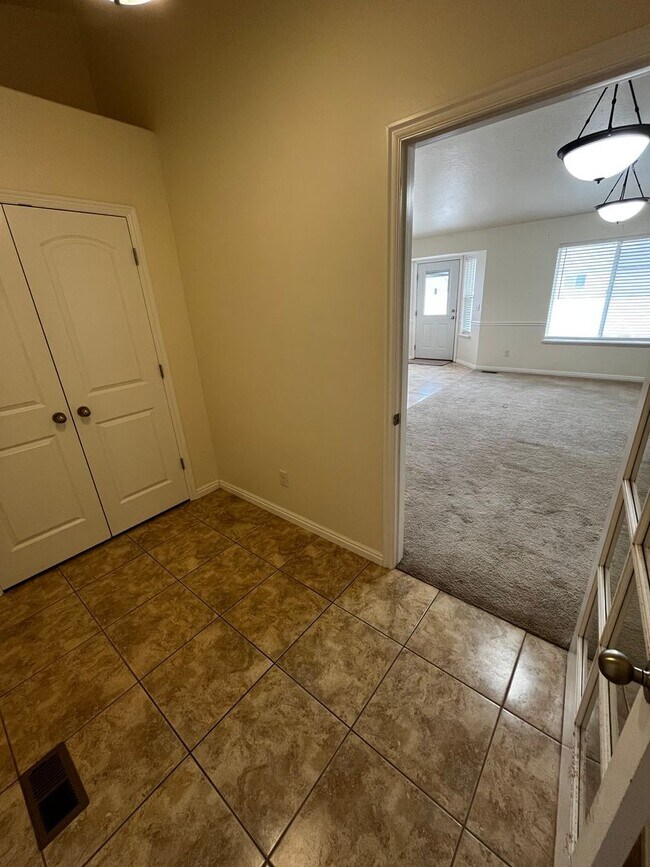 Building Photo - Beautiful 6 Bedroom/3.5 Bath Home in Springville!