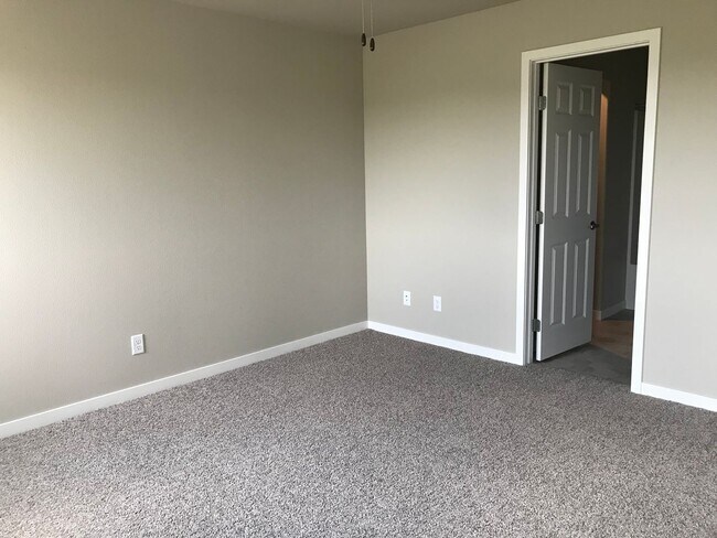 Building Photo - 4 bed 3 bath Single Family Home