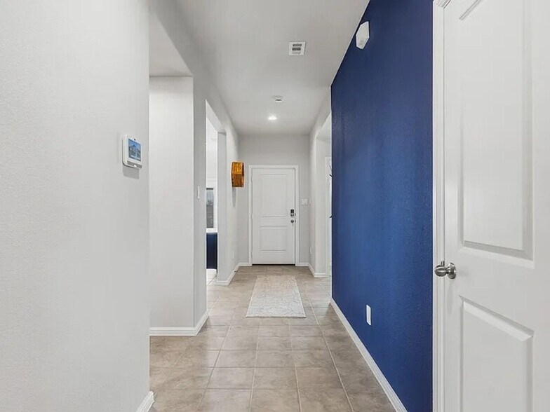Building Photo - 9428 Golden Tree Ave