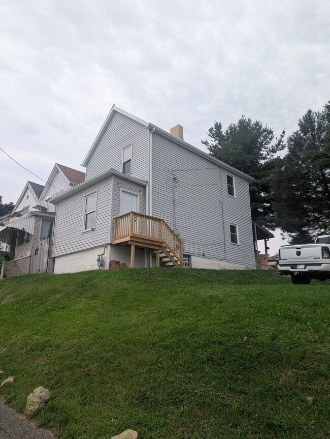 Building Photo - 423 Lowell St