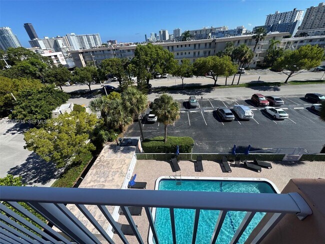 Building Photo - 2200 E Hallandale Beach Blvd