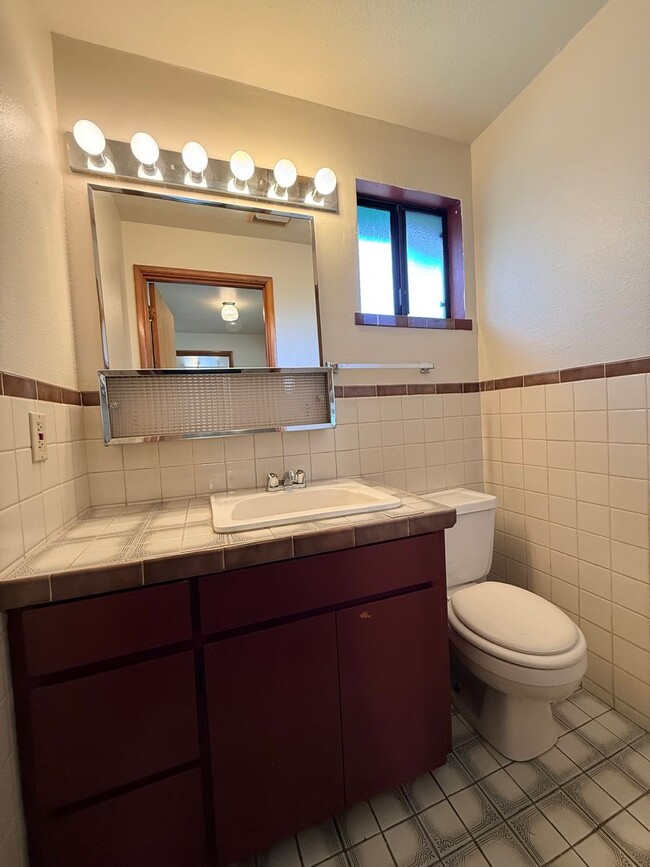 Building Photo - 3 bedroom 1.5 bath In North Tacoma!!!