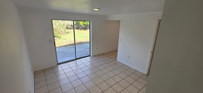 Building Photo - 3 bedroom 2 bath duplex