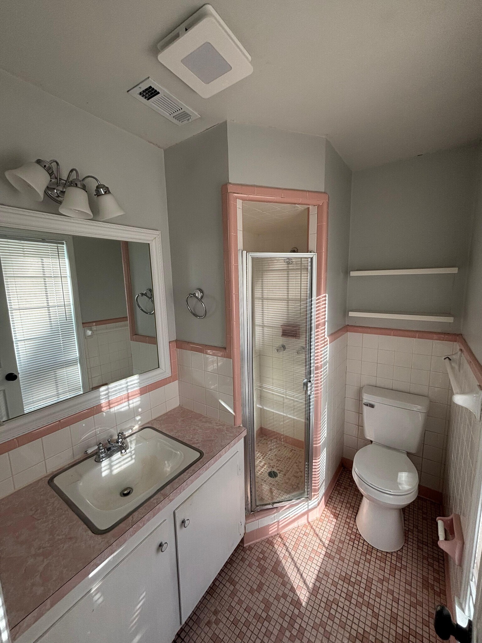 Building Photo - 14 Sara Forest Dr