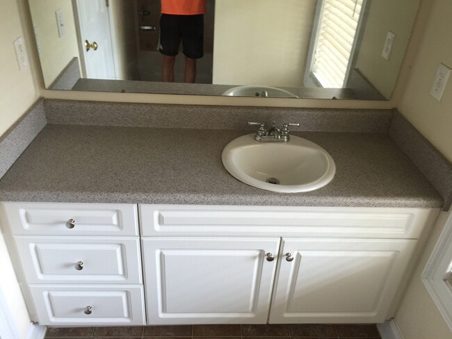 Building Photo - 4bed/4bath in Eagles Landing for JULY!