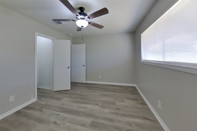 Building Photo - 4427 Oakside Dr