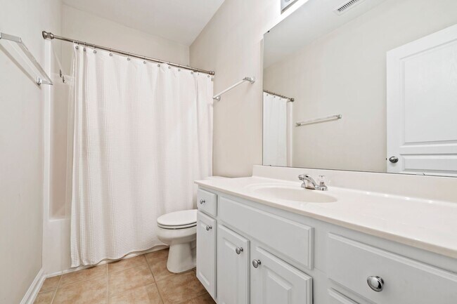 Building Photo - WOW!! - LARGE townhome  Close to everything