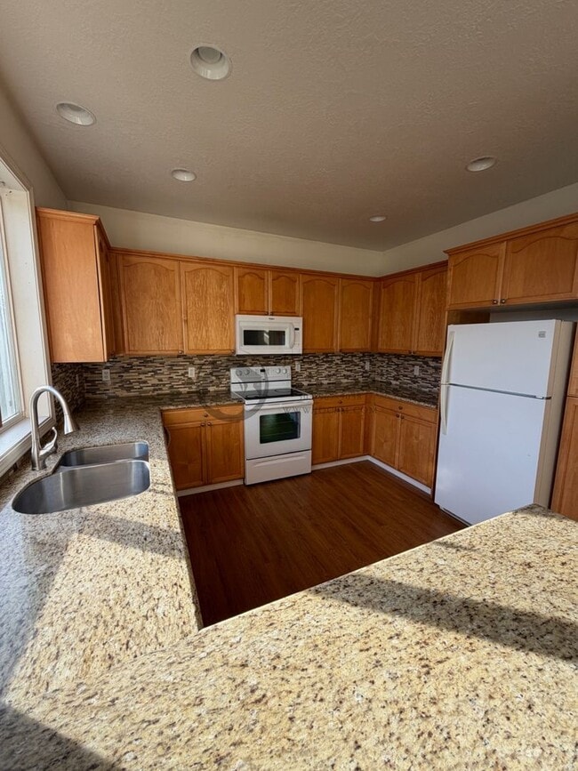 Building Photo - Great Location in Canby-Ready to Rent