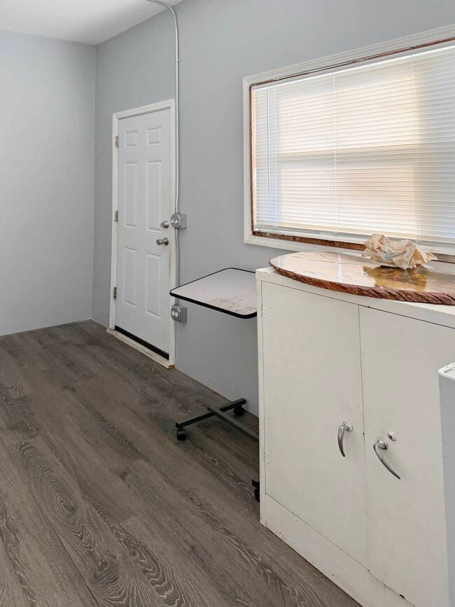 Building Photo - 2842 S Union Ave