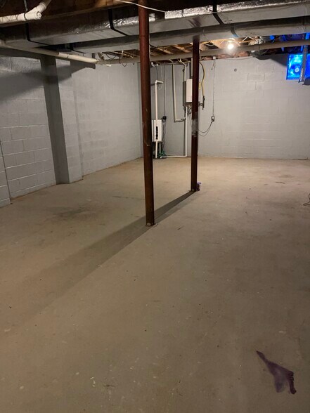 Building Photo - 147 Holmes St