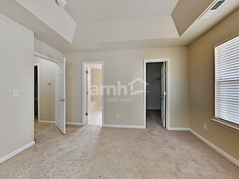 Building Photo - 1038 Vanguard Dr