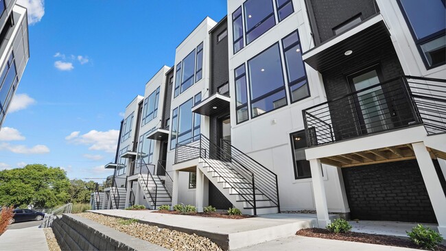 Building Photo - 910 Youngs Ln