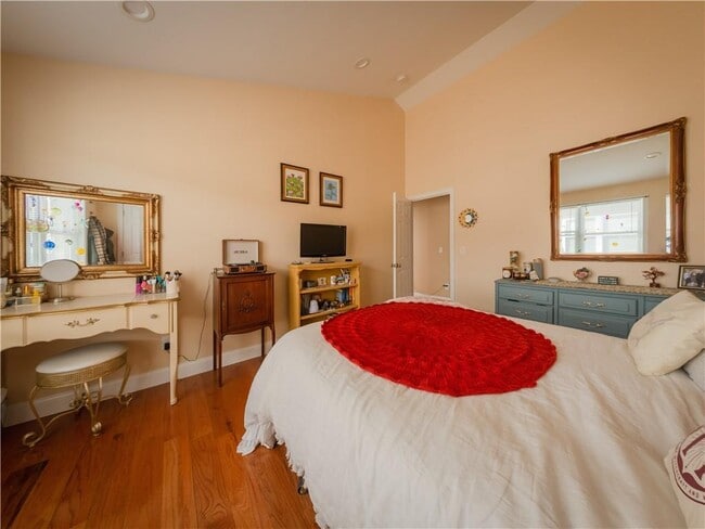 Building Photo - 74 Pitman St