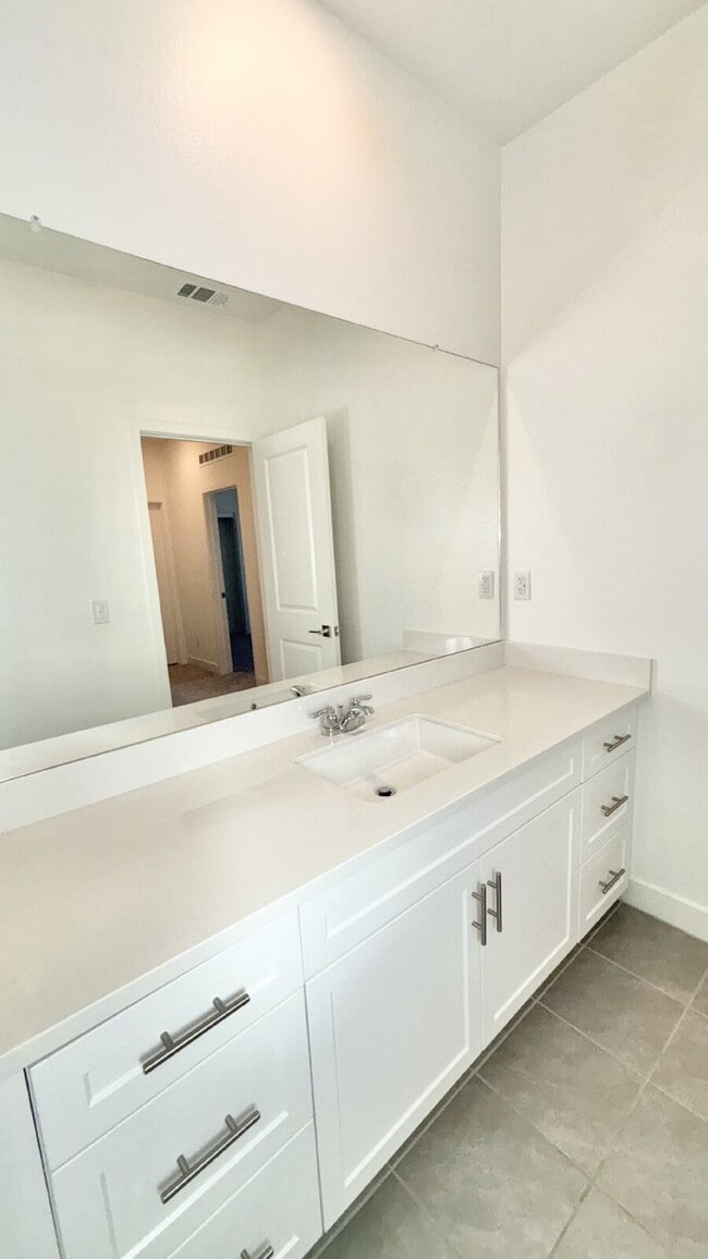 Building Photo - 4 Bedrooms Available University Park