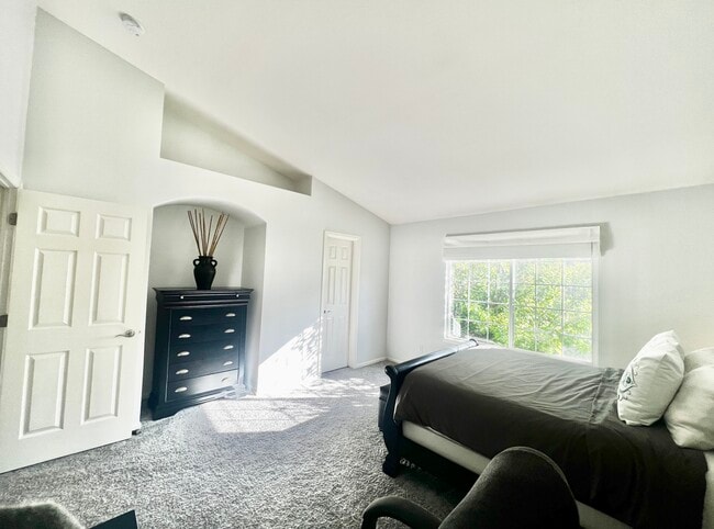 Building Photo - 5555 E Briarwood Ave