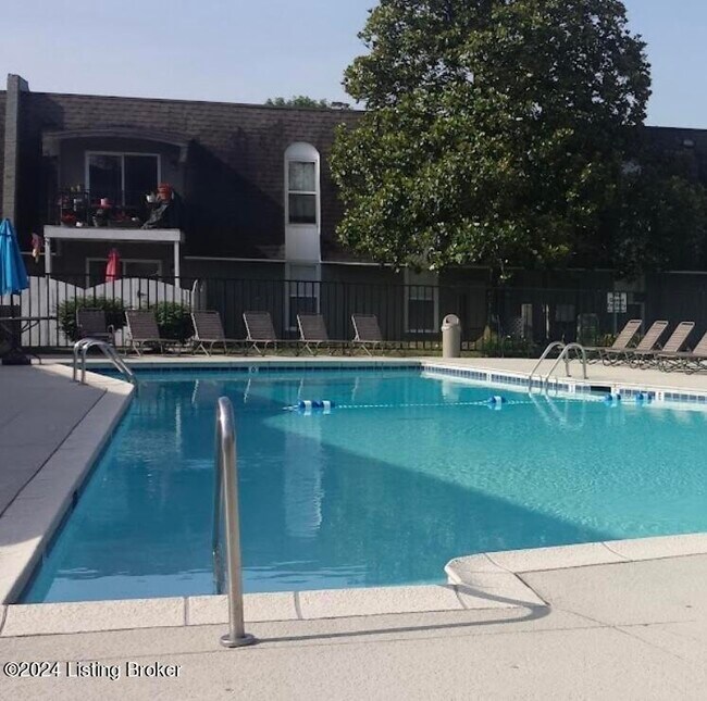 Building Photo - 1002 La Fontenay Ct