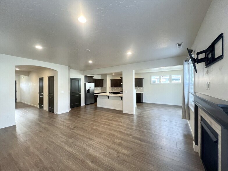 Building Photo - 3315 S Cabin Creek Way