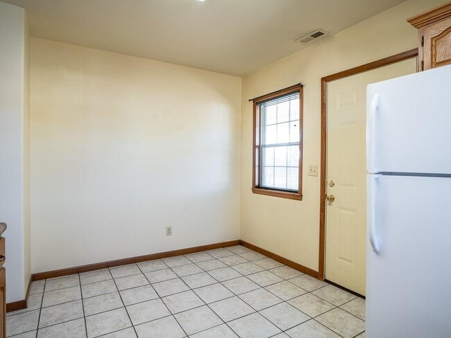 Building Photo - 1702 W Cypress St