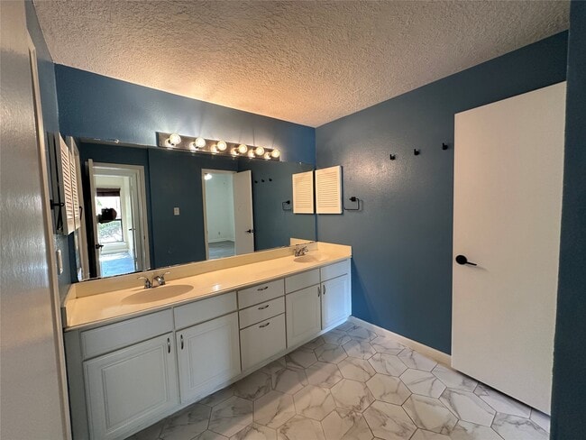 Building Photo - 2125 Augusta Dr