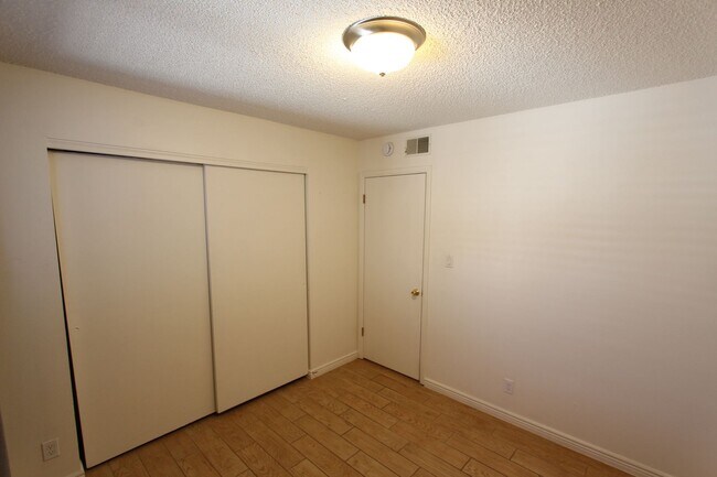 Building Photo - 2 Bedroom Condo in Pineview Village | Ground-Level Unit