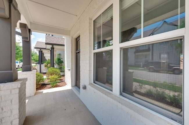 Building Photo - Beautiful 2BE/2.5BA townhouse located in the very desirable Nations!