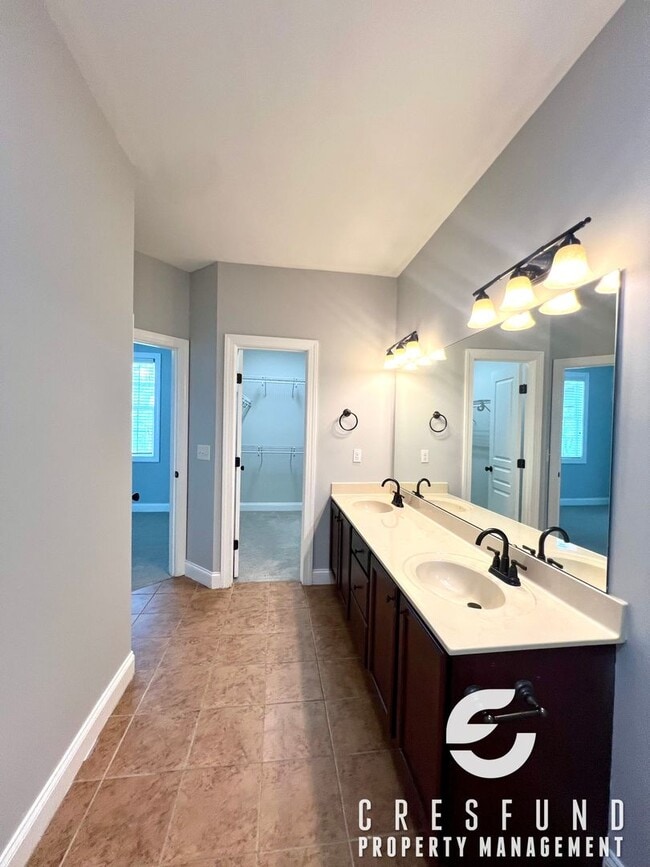 Building Photo - Lake View Luxury 2BR 2.5 Bath