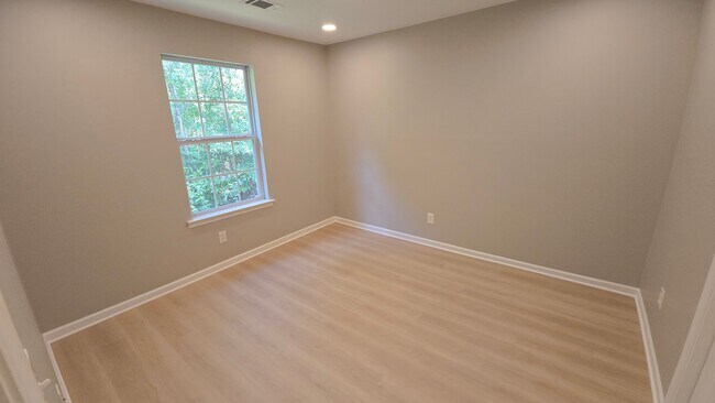 Building Photo - 614 Summerhill Dr