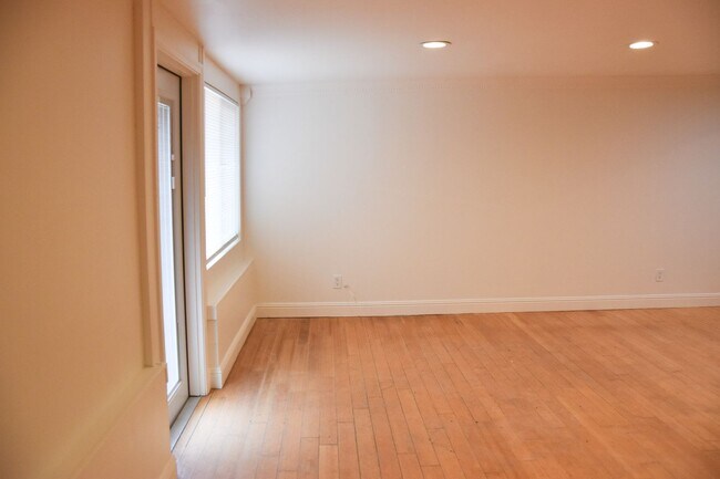 Building Photo - Center (267) North