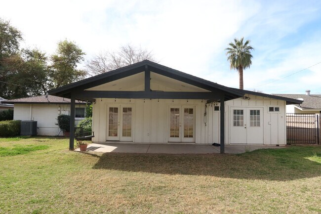 Building Photo - Beautifully Renovated 3 Bed 2 Bath on 17th Av South of Northern