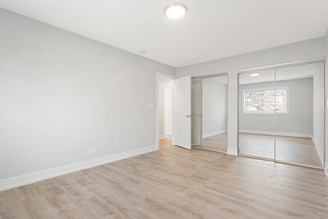 Building Photo - 2333 W Lunt Ave