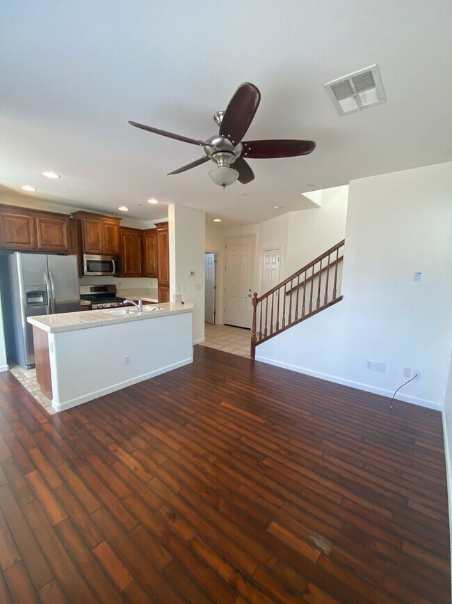 Building Photo - AVAILABLE NOW! Beautiful 3 bedroom 2 Bath ...