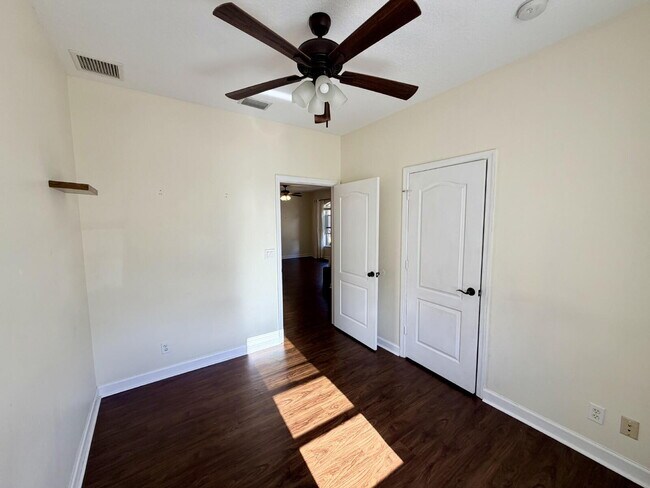 Building Photo - "Charming 3-Bed, 2-Bath Oasis in Wellington's Heart – 1060 Sqft of Comfort Awaits!"