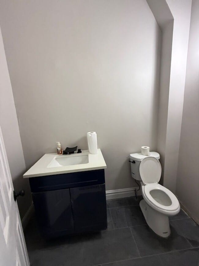 Building Photo - Beautifully Renovated!  Large, Spacious Rooms! W/D Hook-Up! Available Now!