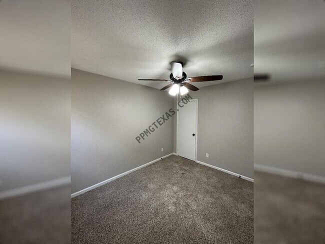 Building Photo - 9 Collins Ct