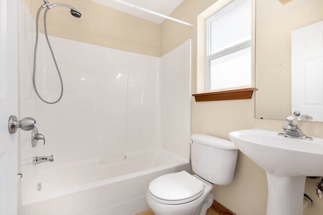 Building Photo - 3 bedroom/ 2.5 bathroom townhouse in Licton Springs